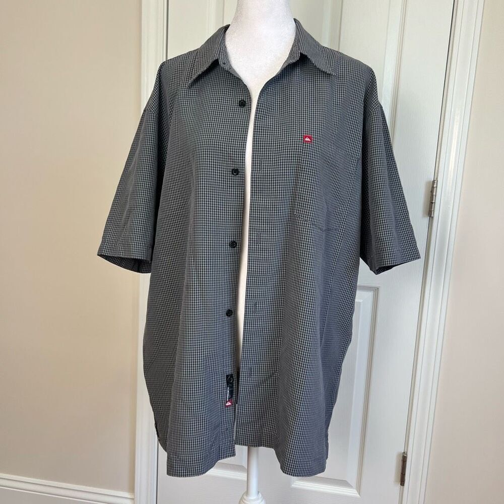 ! QUIKSILVER Grey/ White Plaid Button-Down Short Sleeve Casual Shirt